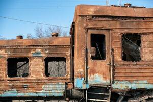 dañado y quemado trenes en Ucrania foto