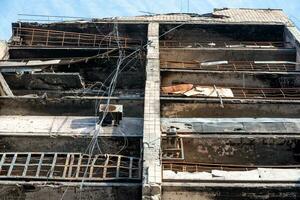 destruido y quemado casas en el ciudad Rusia Ucrania guerra foto