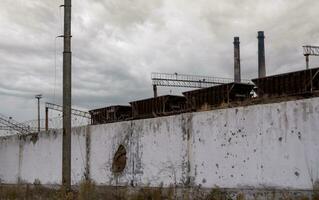 destruido edificios de el taller de el azovstal planta en mariupol Ucrania foto