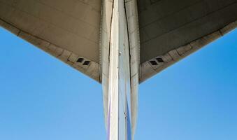 fragmento de avión alas en un antecedentes de azul cielo foto