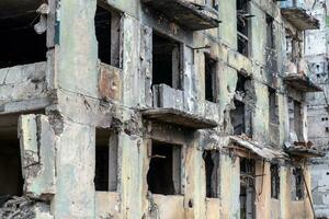 destruido y quemado casas en el ciudad durante el guerra en Ucrania foto