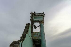 destruido y quemado casas en el ciudad Rusia Ucrania guerra foto