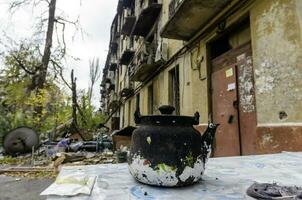 destruido y quemado casas en el ciudad Rusia Ucrania guerra foto