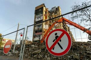 destruido y quemado casas en el ciudad Rusia Ucrania guerra foto