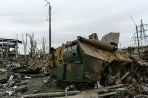 quemado tanque y destruido edificios de el azovstal planta tienda en mariupol foto