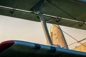 alas de un antiguo avión en contra un azul cielo foto