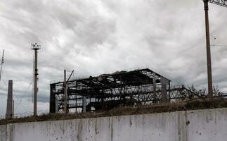 destruido edificios de el taller de el azovstal planta en mariupol Ucrania foto