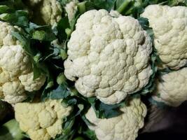 Cauliflower is high in fiber, which is important for digestive health. Fiber helps to relieve constipation. Besides, the material can also reduce the risk of various chronic diseases. photo