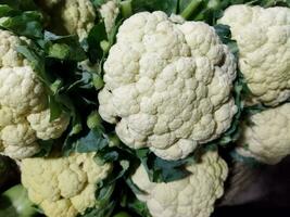 Cauliflower is high in fiber, which is important for digestive health. Fiber helps to relieve constipation. Besides, the material can also reduce the risk of various chronic diseases. photo