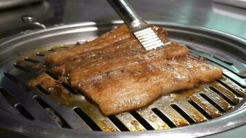 cru carne e carne de porco fatia em grade para churrasco video