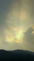 céu de crepúsculo e amanhecer com lapso de tempo vertical de nuvem cumulus em uma noite. video