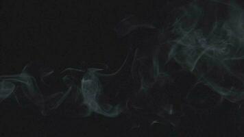 câmera lenta de fumaça branca, neblina, névoa, vapor em um fundo preto. video