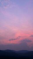 crepúsculo y cielo del amanecer con lapso de tiempo vertical de nubes cumulus en una noche. video