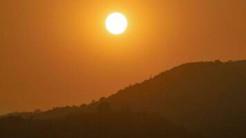 timelapse de espectacular puesta de sol con cielo naranja en un día soleado. video