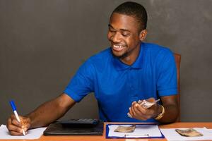 joven negro hombre haciendo su finanzas foto