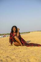 hermosa africano mujer retrato sonriente a el playa foto