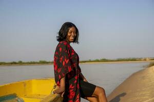 hermosa africano americano dama relajante en un barco sonriente foto