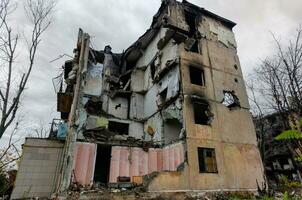 destruido y quemado casas en el ciudad Rusia Ucrania guerra foto