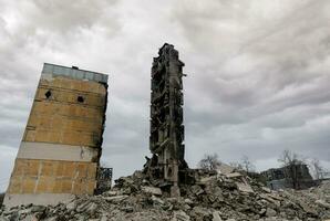 destruido y quemado casas en el ciudad Rusia Ucrania guerra foto