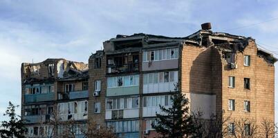 destruido y quemado casas en el ciudad Rusia Ucrania guerra foto