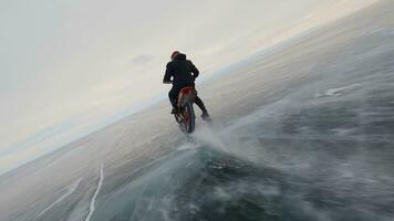 une motocycliste monte sur glace. dynamique survol de une drone video