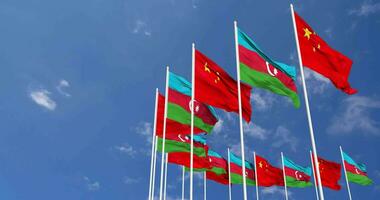 Azerbaijão e China bandeiras acenando juntos dentro a céu, desatado ciclo dentro vento, espaço em esquerda lado para Projeto ou Informação, 3d Renderização video