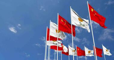 Chipre y China banderas ondulación juntos en el cielo, sin costura lazo en viento, espacio en izquierda lado para diseño o información, 3d representación video