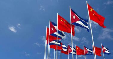 kuba och Kina flaggor vinka tillsammans i de himmel, sömlös slinga i vind, Plats på vänster sida för design eller information, 3d tolkning video