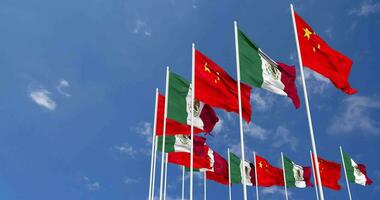 mexico y China banderas ondulación juntos en el cielo, sin costura lazo en viento, espacio en izquierda lado para diseño o información, 3d representación video