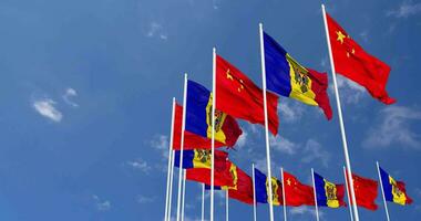 moldavien och Kina flaggor vinka tillsammans i de himmel, sömlös slinga i vind, Plats på vänster sida för design eller information, 3d tolkning video