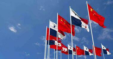 Panama e Cina bandiere agitando insieme nel il cielo, senza soluzione di continuità ciclo continuo nel vento, spazio su sinistra lato per design o informazione, 3d interpretazione video