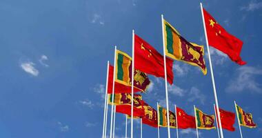 sri lanka y China banderas ondulación juntos en el cielo, sin costura lazo en viento, espacio en izquierda lado para diseño o información, 3d representación video