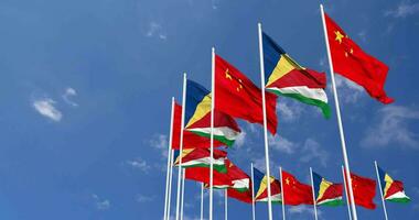 Seychelles e Cina bandiere agitando insieme nel il cielo, senza soluzione di continuità ciclo continuo nel vento, spazio su sinistra lato per design o informazione, 3d interpretazione video