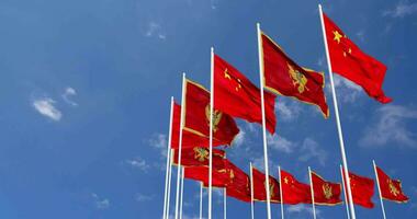 montenegro e Cina bandiere agitando insieme nel il cielo, senza soluzione di continuità ciclo continuo nel vento, spazio su sinistra lato per design o informazione, 3d interpretazione video