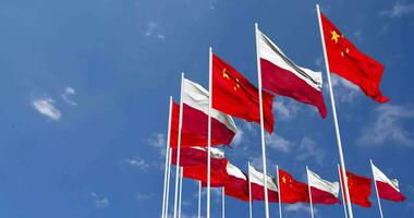 Polonia e Cina bandiere agitando insieme nel il cielo, senza soluzione di continuità ciclo continuo nel vento, spazio su sinistra lato per design o informazione, 3d interpretazione video