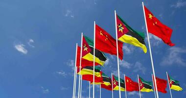 Mozambique und China Flaggen winken zusammen im das Himmel, nahtlos Schleife im Wind, Raum auf links Seite zum Design oder Information, 3d Rendern video