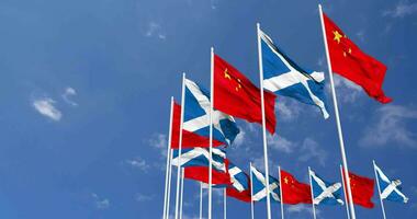 Escocia y China banderas ondulación juntos en el cielo, sin costura lazo en viento, espacio en izquierda lado para diseño o información, 3d representación video