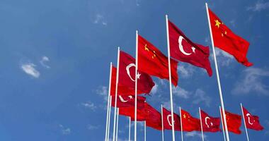 Turquía y China banderas ondulación juntos en el cielo, sin costura lazo en viento, espacio en izquierda lado para diseño o información, 3d representación video