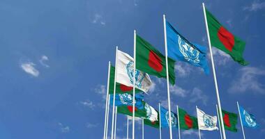 bangladesh e unito nazioni, un bandiere agitando insieme nel il cielo, senza soluzione di continuità ciclo continuo nel vento, spazio su sinistra lato per design o informazione, 3d interpretazione video
