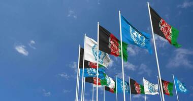 afghanistan et uni nations, ONU drapeaux agitant ensemble dans le ciel, sans couture boucle dans vent, espace sur la gauche côté pour conception ou information, 3d le rendu video