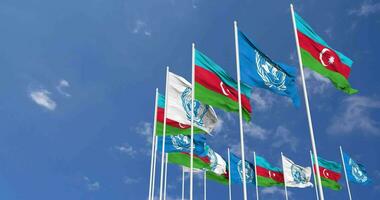 Azerbaïdjan et uni nations, ONU drapeaux agitant ensemble dans le ciel, sans couture boucle dans vent, espace sur la gauche côté pour conception ou information, 3d le rendu video