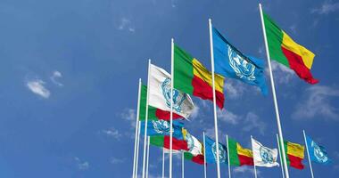 benin y unido naciones, Naciones Unidas banderas ondulación juntos en el cielo, sin costura lazo en viento, espacio en izquierda lado para diseño o información, 3d representación video