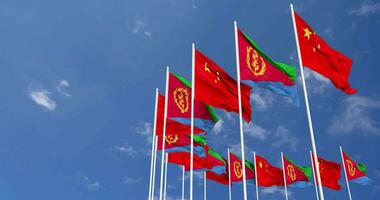 eritrea och Kina flaggor vinka tillsammans i de himmel, sömlös slinga i vind, Plats på vänster sida för design eller information, 3d tolkning video