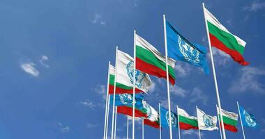 Bulgaria y unido naciones, Naciones Unidas banderas ondulación juntos en el cielo, sin costura lazo en viento, espacio en izquierda lado para diseño o información, 3d representación video