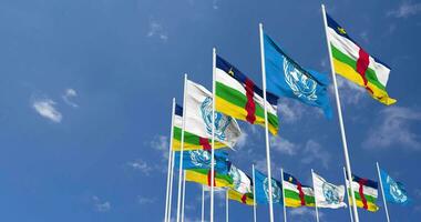 central africano república e Unidos nações, un bandeiras acenando juntos dentro a céu, desatado ciclo dentro vento, espaço em esquerda lado para Projeto ou Informação, 3d Renderização video