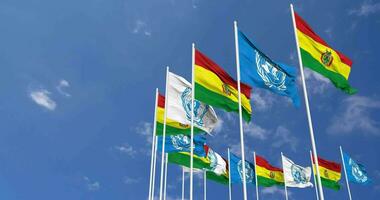 Bolivie et uni nations, ONU drapeaux agitant ensemble dans le ciel, sans couture boucle dans vent, espace sur la gauche côté pour conception ou information, 3d le rendu video