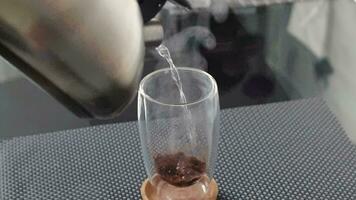 lento movimiento imágenes de el transparente taza de caliente lleno de vapor café. bebida video