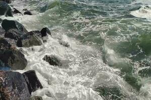 tempesta mare onde, estate mare sfondo. tempesta a il mare. sfida concettuale sfondo con forte vento e alto onde video