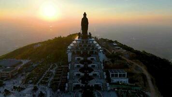 visie van ba hol berg toerist Oppervlakte, tay ninh provincie, Vietnam. een uniek boeddhistisch architectuur met de hoogste verhoging in de Oppervlakte visie van hieronder is heel mooi. video