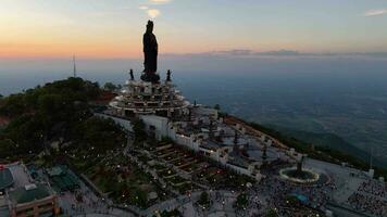 vue de ba tanière Montagne touristique zone, tay neuf province, vietnam. une unique bouddhiste architecture avec le le plus élevé élévation dans le zone vue de au dessous de est très belle. video